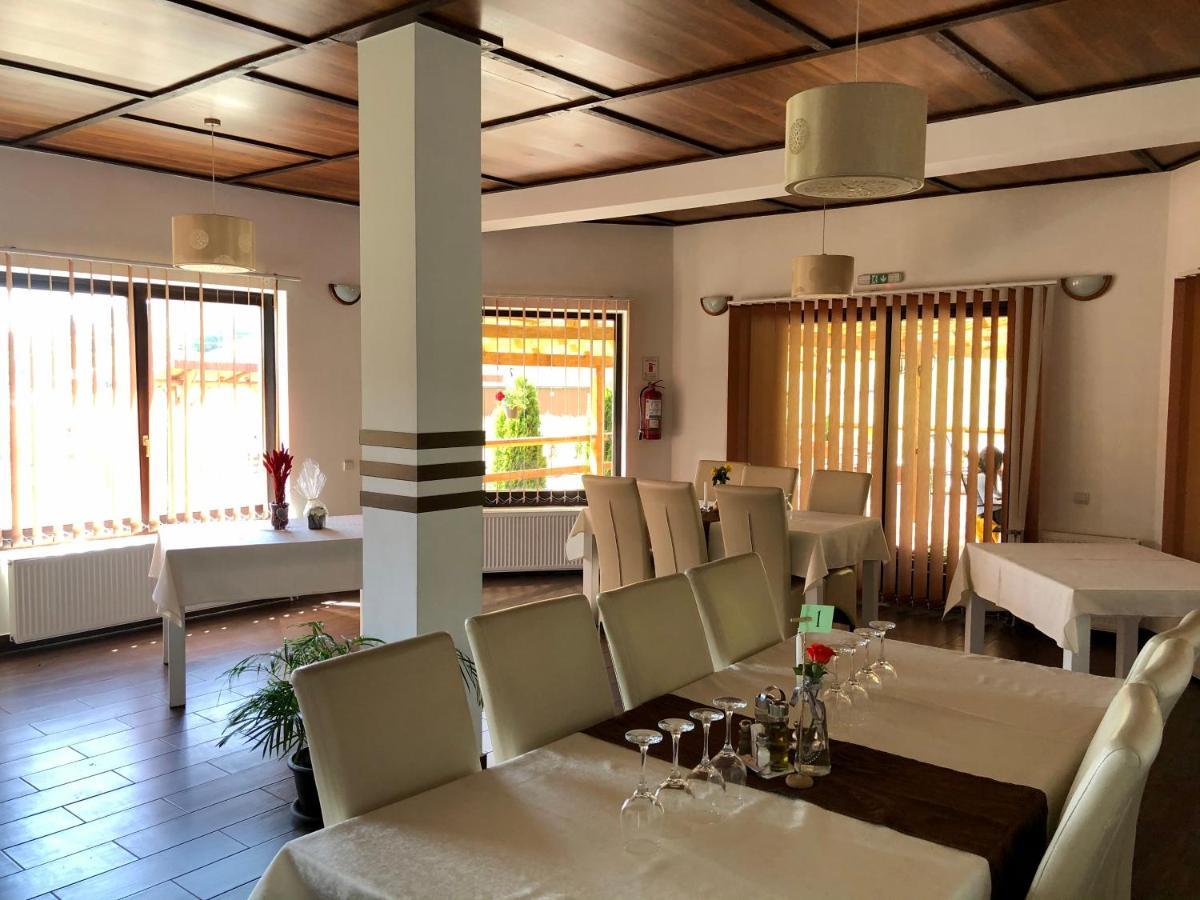Aranykakas Etterem Es Panzio Bed & Breakfast Sindominic Exterior photo