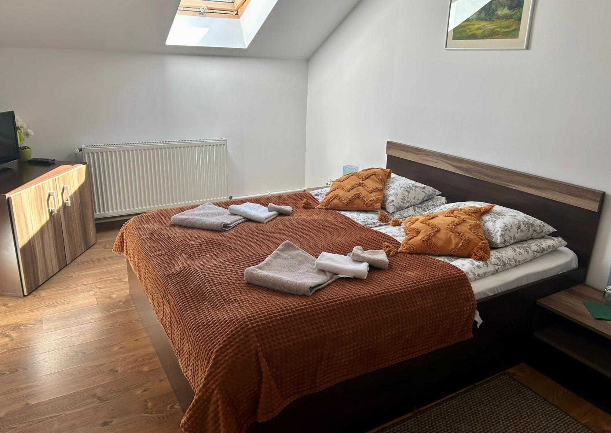Aranykakas Etterem Es Panzio Bed & Breakfast Sindominic Exterior photo